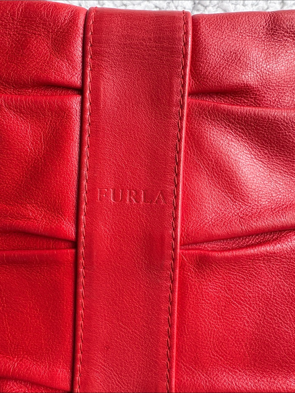 Beautiful Red Furla Bow
Clutch w/removable gold chain calfskin leather VTG - Picture 4 of 15